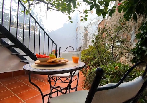 Lemon Tree Patio, Andalusian Traditional Cottage in the heart of Olvera 