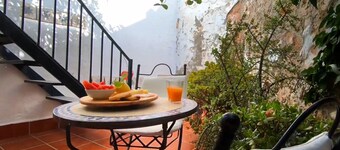 Lemon Tree Patio, Andalusian Traditional Cottage in the heart of Olvera 