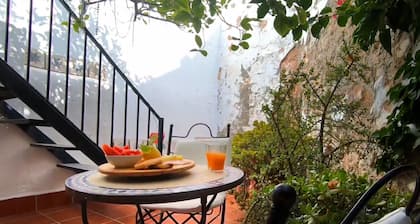Lemon Tree Patio, Andalusian Traditional Cottage in the heart of Olvera