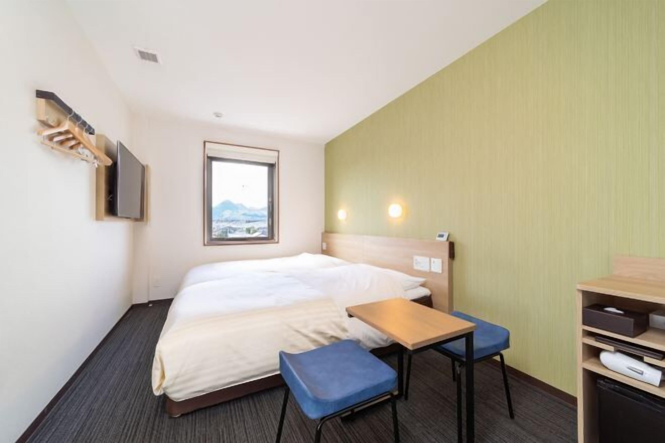 Työpöytä, kannettavalle tietokoneelle sopiva työtila, ilmainen Wi-Fi