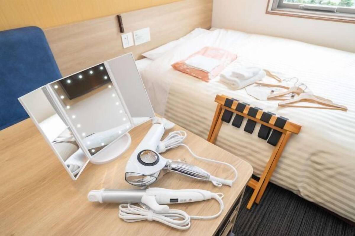 Escritorio, espacio para trabajar con laptop y wifi gratis