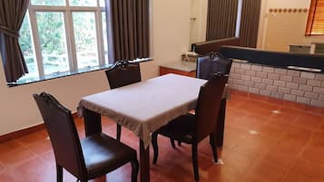 6 bedrooms, in-room safe, blackout curtains