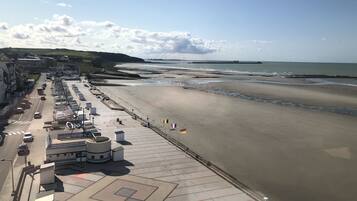 Plage, chaises longues