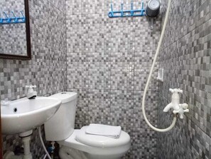 Habitación individual estándar | Baño | Ducha, artículos de higiene personal gratuitos, bidé y toallas