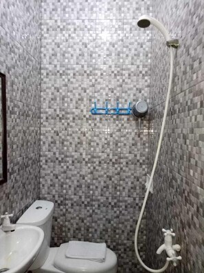 Standaard eenpersoonskamer | Badkamer | Een douche, gratis toiletartikelen, een bidet, handdoeken
