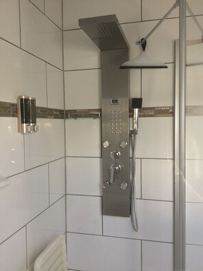 Dusche, Haartrockner, Handtücher, Seife