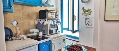 Kühlschrank, Mikrowelle, Ofen, Wasserkocher mit Kaffee-/Teezubehör