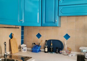 Refrigerador, microondas, horno y cafetera y tetera 