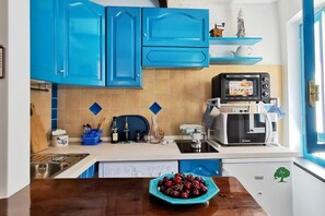 Refrigerador, microondas, horno, cafetera/tetera