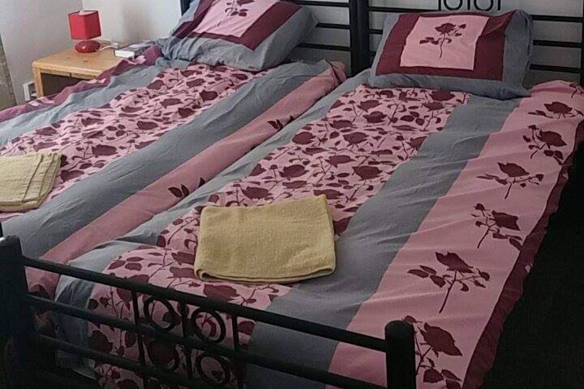 Cots/infant beds, bed sheets