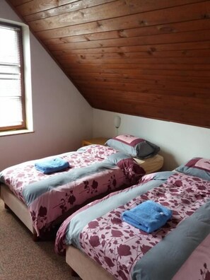 Cots/infant beds, bed sheets