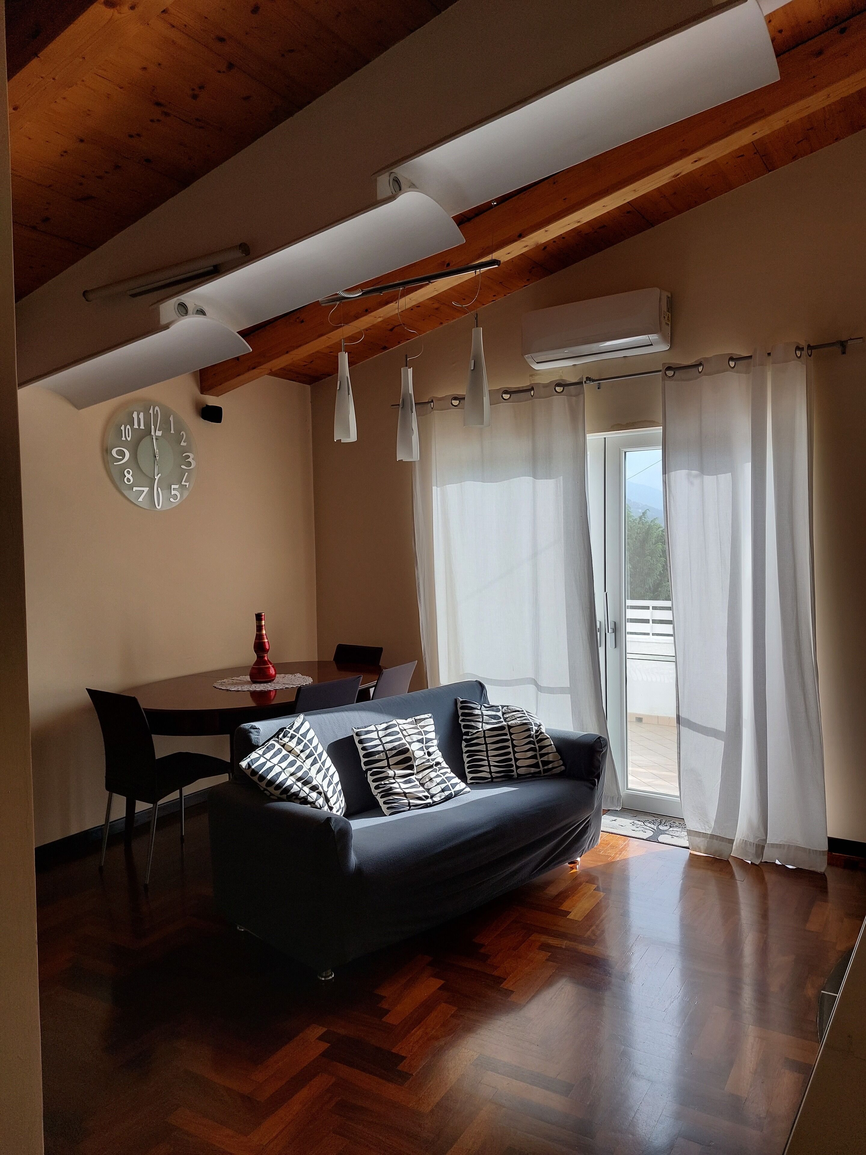 Fernseher, Kamin, DVD-Player, Bücher