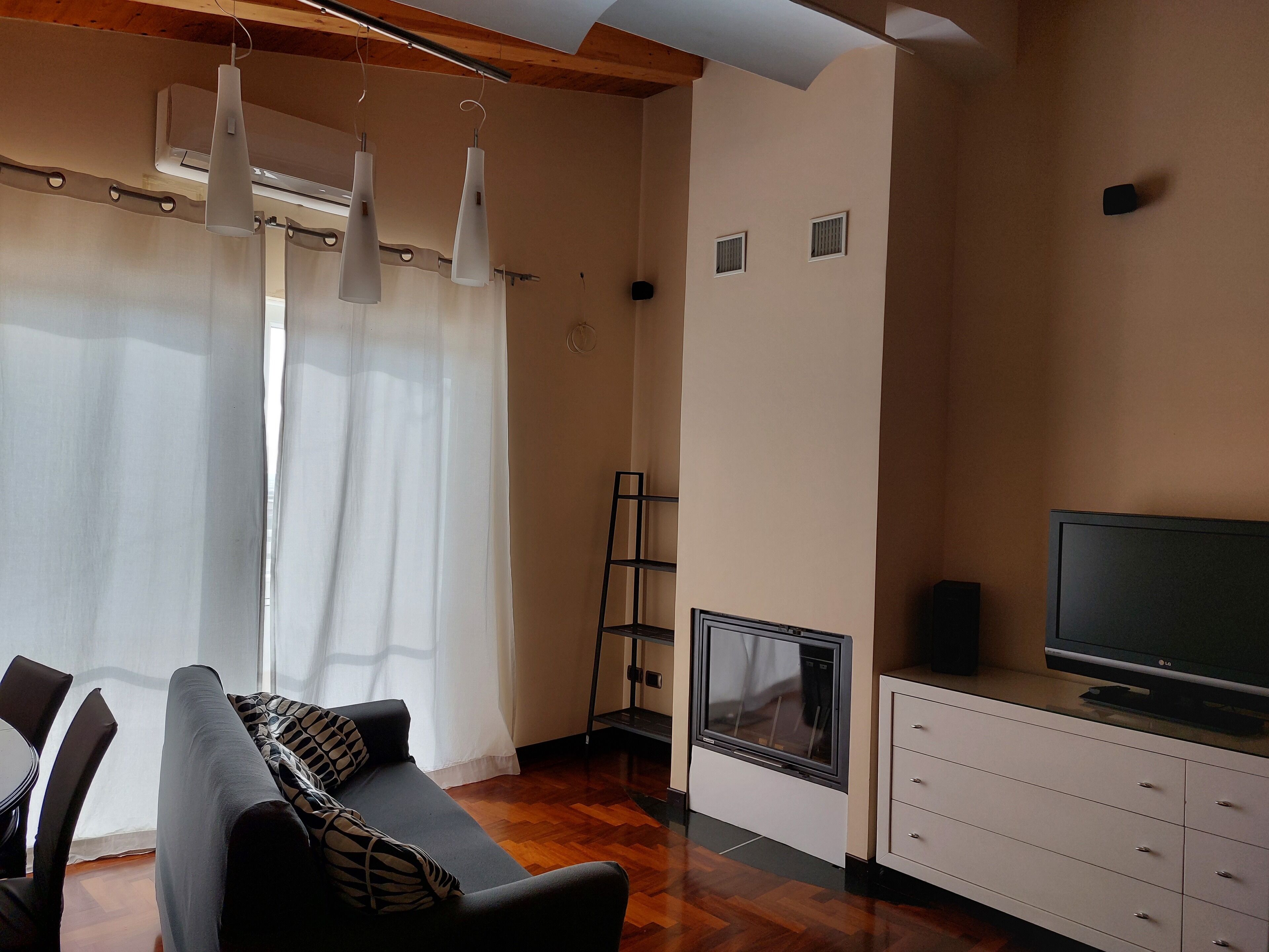 Fernseher, Kamin, DVD-Player, Bücher