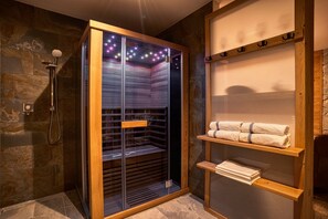 Deluxe Apartment, 2 Bedrooms, Sauna, Mountain View (5) | Bathroom | Free toiletries, bathrobes, slippers, towels