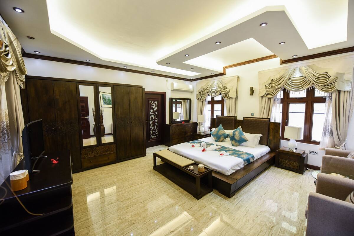 Deluxe Room, 1 King Bed | 1 bedroom, minibar, in-room safe, iron/ironing board