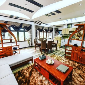 Apartament Deluxe | Sala d'estar | Televisor 