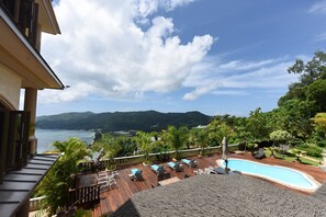 室外泳池；躺椅