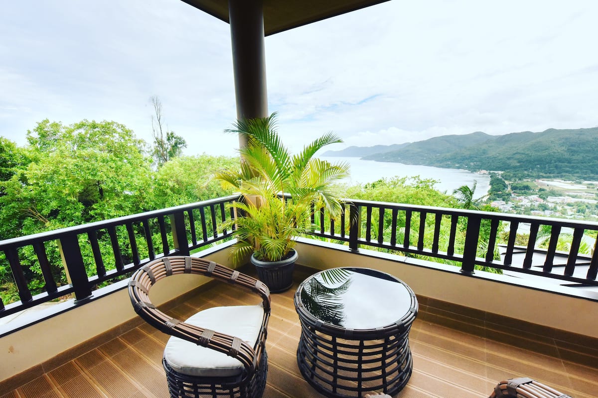 Deluxe Suite, Sea View | 1 bedroom, minibar, in-room safe, iron/ironing board