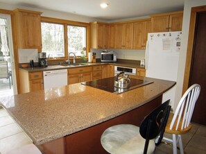 Jääkaappi, mikroaaltouuni, uuni, liesi