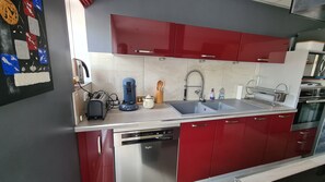 Een koelkast, een microgolfoven, een oven, een kookplaat