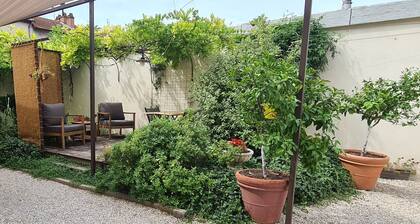 "Le Rouge" T2 Climatisé Près Centre Ville Avec Terrasse Extérieure/parking/wifi