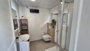 Dusche, Haartrockner, Handtücher, Seife