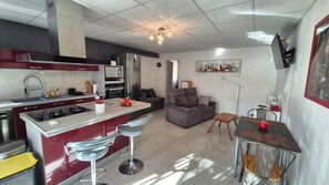 Fridge, microwave, oven, stovetop - "Le Rouge" T2 Climatisé Près Centre Ville Avec Terrasse Extérieure/parking/wifi (Avignon)
