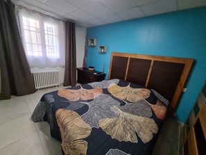 1 slaapkamer, een strijkplank/strijkijzer, gratis wifi, beddengoed