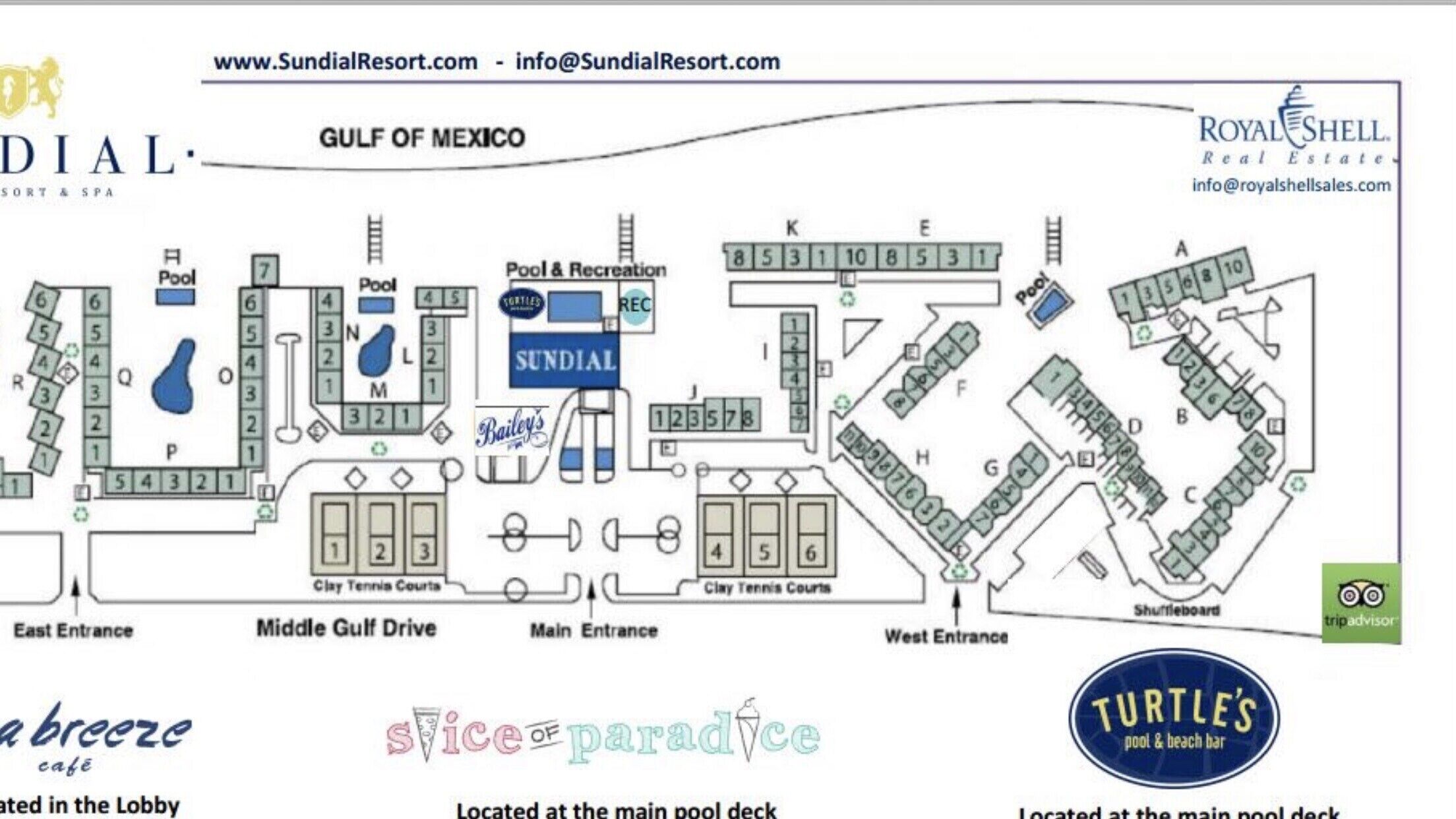 Distribución de un resort con varias piscinas, canchas de tenis y una entrada principal.