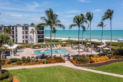 Sundial D310  Charming beachfront getaway!