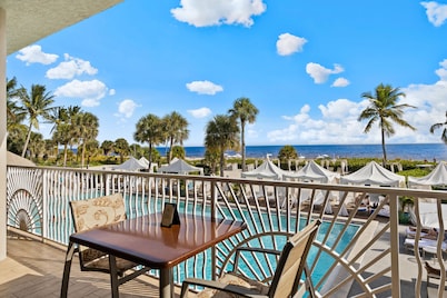 Sundial D310  Charming beachfront getaway!