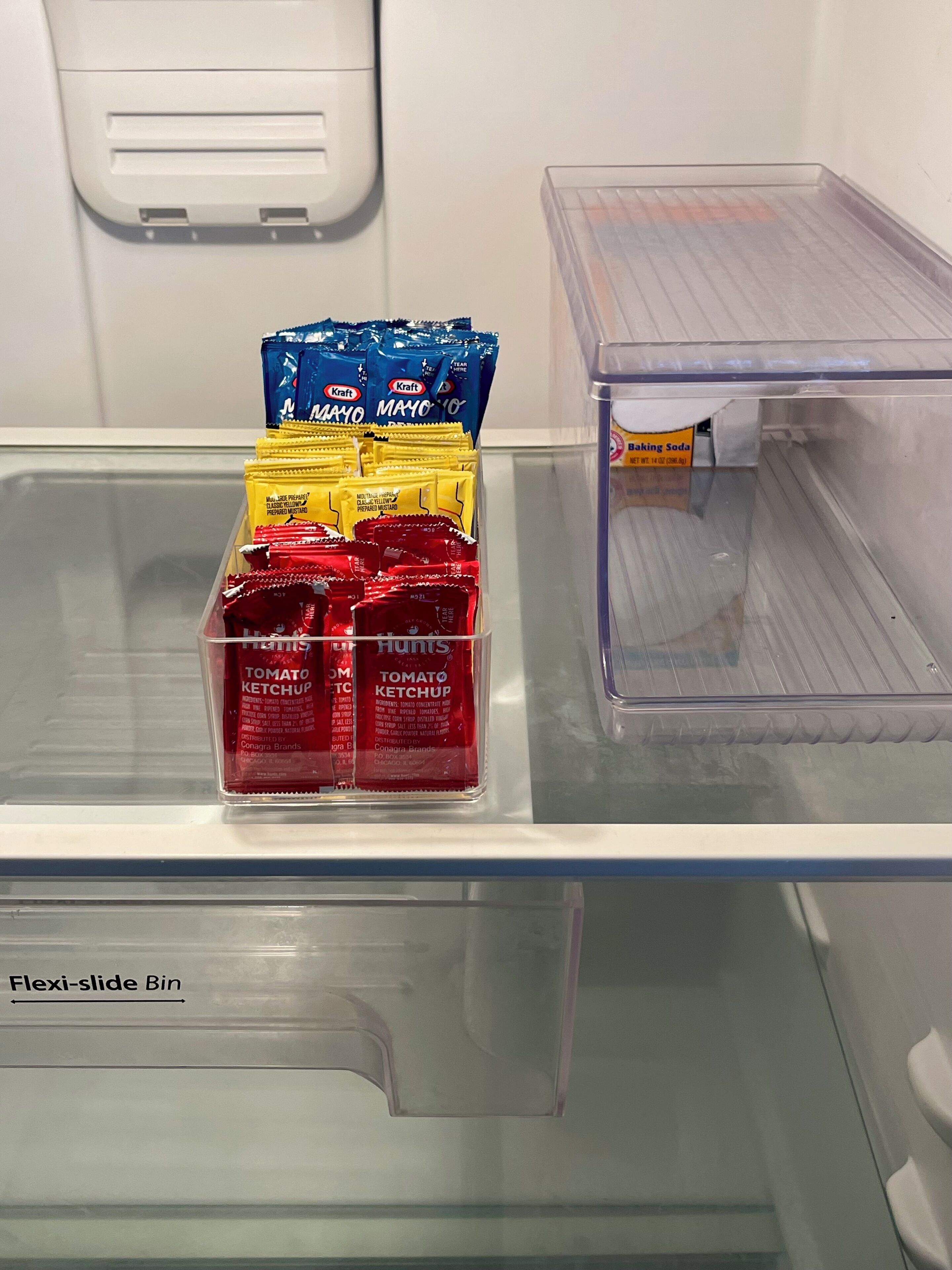 Un refrigerador con mayonesa Kraft, mostaza amarilla y kétchup Hunts.