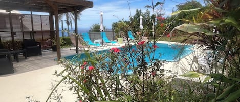 Una piscina al aire libre, una piscina climatizada