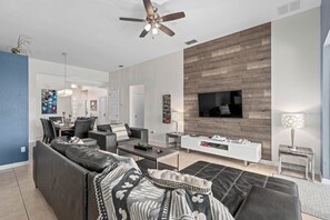 Älytelevisio, videopelejä, DVD-soitin, pöytäjalkapallopöytä