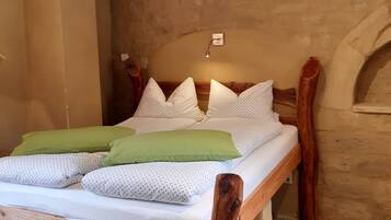 2 slaapkamers, een bureau, een strijkplank/strijkijzer, gratis wifi