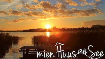 Ranta lähistöllä, aurinkotuoleja