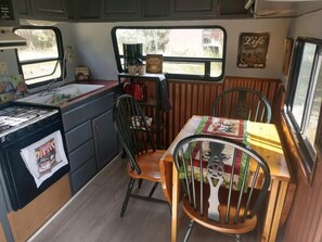 Microondas, horno, parrilla de estufa y cafetera y tetera