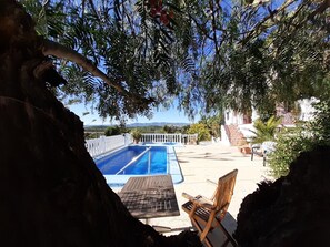 Seasonal outdoor pool, pool umbrellas, sun loungers - Villa Loro Loco (Pedralba)