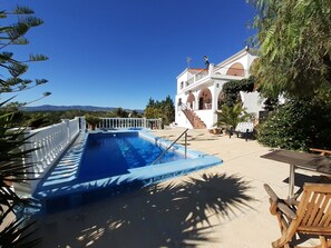 Seasonal outdoor pool, pool umbrellas, sun loungers - Villa Loro Loco (Pedralba)