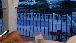 Bar en bord de piscine
