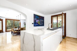 ثلاجة، ميكروويف، فرن، موقد طهي مسطح