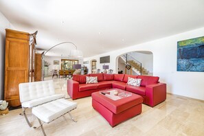 Smart TV, fireplace, table tennis, books - Luxurious air conditioned contemporary finca with large heated pool (Cas Concos)
