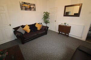 House, 3 Bedrooms, Non Smoking, Kitchen | Living area | Flat-screen TV, Netflix, streaming services