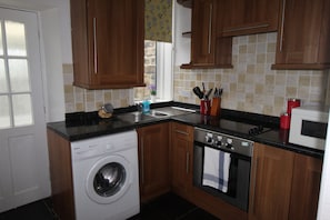 Maison, 3 chambres, non-fumeurs, cuisine | Cuisine privée | Réfrigérateur, micro-ondes, four, plaque de cuisson