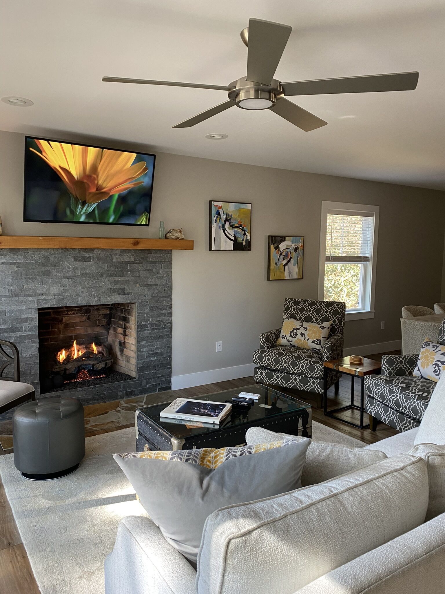 智能电视、壁炉、Netflix、流媒体服务