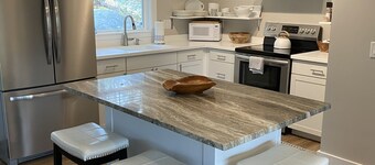 Luxury Escape: 2 King Suites, In-Town Highlands, NC – Fireplace & Fiber Optic