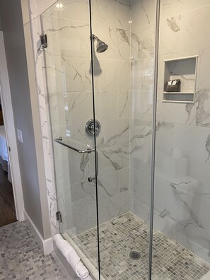 Een douche, een haardroger, handdoeken, zeep