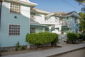 Vista frontal de la propiedad