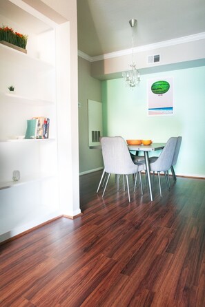 Dining - COMFY COZY MED CENTER HOME (Houston)