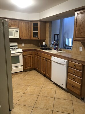 Mikroaaltouuni, kahvin-/teenkeitin, keittoastiat/astiat/ruokailuvälineet